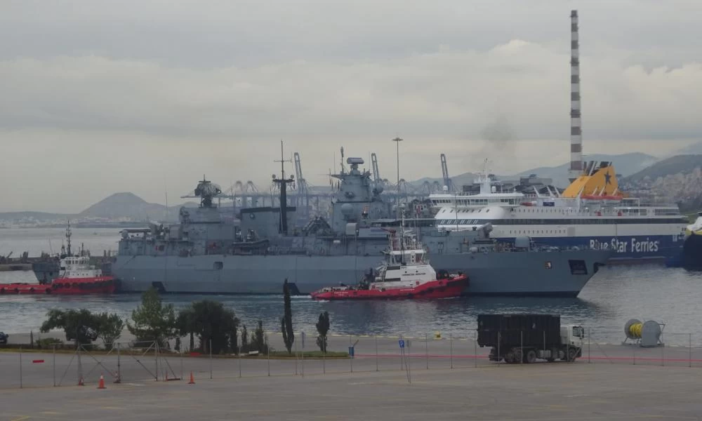 Στο λιμάνι του Πειραιά η γερμανική ΝΑΤΟϊκή φρεγάτα SCHLESWIG-HOLSTEIN
